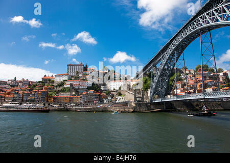 Portogallo, Porto - Vista sul fiume Douro, il centro storico della città Ribeira e Ponte Dom Luís I. Foto Stock
