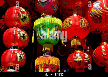 NYC: Festive cinese lanterne di carta vengono venduti come souvenir presso negozi sulla Mott Street nel cuore di Chinatown Foto Stock