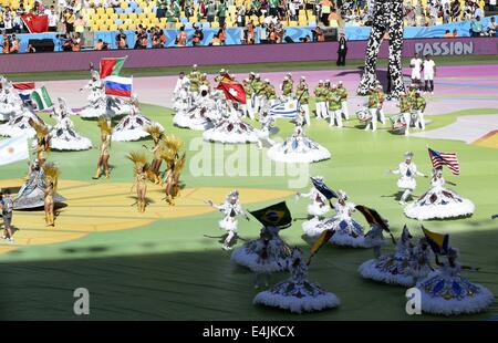 Rio De Janeiro, Brasile. 13 Luglio, 2014. Gli artisti interpreti o esecutori ballare durante la cerimonia di chiusura prima della partita finale tra Germania e Argentina del 2014 FIFA World Cup al Estadio do Maracana Stadium di Rio de Janeiro, Brasile, il 13 luglio 2014. Credito: Lui Siu Wai/Xinhua/Alamy Live News Foto Stock