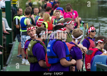 Northampton, Regno Unito 13 luglio 2014. Dragon Boat Festival di mezza estate, Prato, organizzata dal Rotary Club di Northampton con 39 squadre in evento di quest'anno. Il supporto del Warwickshire e Northamptonshire Air Ambulance. Foto Stock