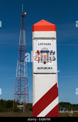 La lettonia paese segno di confine tra la Lettonia e la Lituania con stemma e bandiera. Foto Stock