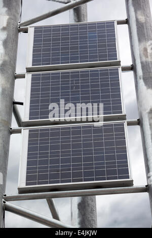 Batteria solare pannelli montati su telaio metallico Foto Stock