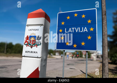 Generale paese Schengen segno di confine della Lettonia si trova sul confine tra la Lettonia e la Lituania. Foto Stock