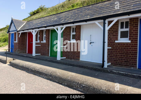 Sturdy cabine sulla spiaggia, sul lungomare a Cromer, North Norfolk Foto Stock