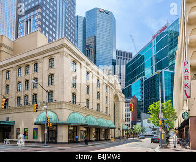 Visualizza in basso 6th Street all'intersezione di Penn Avenue con Heinz Hall a sinistra di Pittsburgh, in Pennsylvania, STATI UNITI D'AMERICA Foto Stock