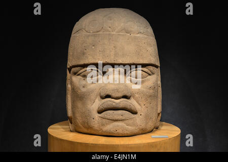 Un Olmec testa colossale scolpita da un grande masso di basalto. La testa risale almeno prima del 900 A.C. ed è un segno distintivo di fea Foto Stock