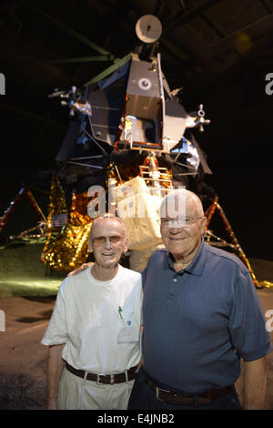 Luglio 12, 2014 - Città Giardino, New York, Stati Uniti - L-R. GUS PREISER, 87, di Levittown e EX NASA astronauta Apollo FRED HAISE sono ad un'estate del '69 Celebrazione evento tenutosi al Long Island Culla del Museo dell'aviazione, il quarantacinquesimo anniversario della NASA Apollo 11 LEM lo sbarco sulla luna Luglio 20, 1969. Preiser ha lavorato sul cuscinetto della zampa del LEM Escursione lunare modulo. Haise, il modulo lunare pilota per la missione Apollo 13, era nella sala LEM durante la riunione degli ex Northrop Grumman Aerospace Corporation dipendenti. Dietro di loro è il modulo lunare LM-13 destinati ad Apollo 18 missione al cratere Copernicus Foto Stock