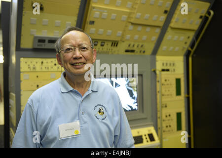 Città Giardino, New York, Stati Uniti d'America. 12 Luglio, 2014. GILROY CHOW, di Clarksdale, Mississippi, è ad un'estate del '69 Celebrazione evento tenutosi al Long Island Culla del Museo dell'aviazione, il quarantacinquesimo anniversario della NASA Apollo 11 LEM, Escursione lunare modulo, lo sbarco sulla luna Luglio 20, 1969. Chow ha contribuito a costruire e assemblare e testare tutti i moduli lunari, LM 1 attraverso LM 15, Apollo 7 attraverso l'Apollo 17, dal 1966 - 1973, e ha partecipato alla riunione degli ex Northrop Grumman Aerospace Corporation dipendenti. © Ann Parry/ZUMA filo/Alamy Live News Foto Stock