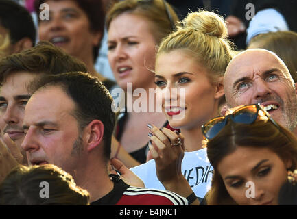 Rio de Janeiro, Brasile. 13 Luglio, 2014. Lena Gercke (C), fidanzata di Sami Khedira del tedesco della nazionale di calcio, visto negli stand durante la Coppa del Mondo FIFA 2014 finale di partita di calcio tra Germania e Argentina all'Estadio do Maracana di Rio de Janeiro, Brasile, 13 luglio 2014. Foto: Andreas Gebert/dpa/Alamy Live News Foto Stock