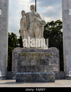 Statua a Niños Héroes, sei messicano militare di adolescenti cadetti. Questi cadetti morti per difendere il Messico a Città del Messico di Chapultepec Foto Stock