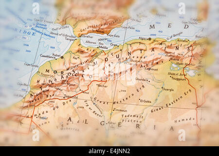 Traveler focalizzata sulle montagne Atlas - preparazione per il viaggio Foto Stock