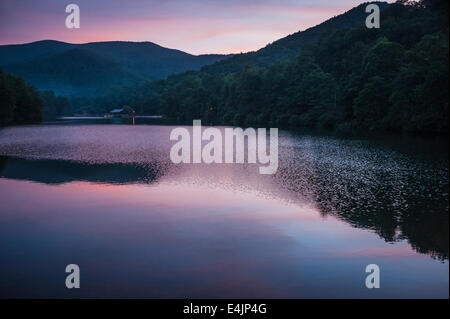 Il crepuscolo si assesta su North Georgia montagne a Vogel stato parco del lago Trahlyta vicino a Blairsville, Georgia, Stati Uniti d'America. Foto Stock