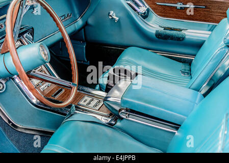 1960's restored classic Ford Thunderbird interior dash Foto Stock