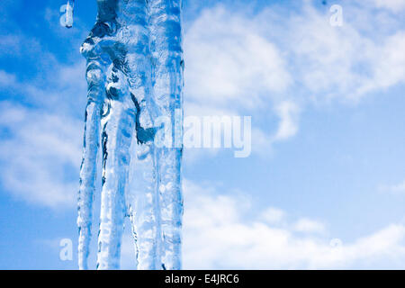 Icicle contro il cielo blu Foto Stock