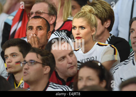 Rio de Janeiro, Brasile. 13 Luglio, 2014. Lena Gercke (R), fidanzata di Sami Khedira del tedesco della nazionale di calcio, e Lazhar Khedira (L) il padre di Sami Khedira visto negli stand durante la Coppa del Mondo FIFA 2014 finale di partita di calcio tra Germania e Argentina all'Estadio do Maracana di Rio de Janeiro, Brasile, 13 luglio 2014. Foto: Andreas Gebert/dpa/Alamy Live News Foto Stock