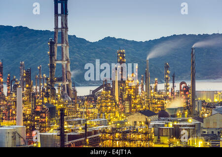 Le raffinerie di petrolio in Wakayama, Giappone. Foto Stock