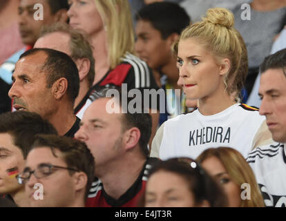 Rio de Janeiro, Brasile. 13 Luglio, 2014. Lena Gercke (R), fidanzata di Sami Khedira del tedesco della nazionale di calcio, e Lazhar Khedira (L) il padre di Sami Khedira visto negli stand durante la Coppa del Mondo FIFA 2014 finale di partita di calcio tra Germania e Argentina all'Estadio do Maracana di Rio de Janeiro, Brasile, 13 luglio 2014. Foto: Andreas Gebert/dpa/Alamy Live News Foto Stock