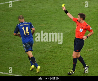 Rio De Janeiro, Brasile. 13 Luglio, 2014. Arbitro italiano Nicola Rizzoli dà un cartellino giallo a Argentina Javier Mascherano durante la partita finale tra Germania e Argentina del 2014 FIFA World Cup al Estadio do Maracana Stadium di Rio de Janeiro, Brasile, il 13 luglio 2014. Credito: Li Ga/Xinhua/Alamy Live News Foto Stock