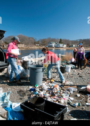 Rimozione e lo smistamento dei rifiuti da spiaggia sulla punta orientale in Gloucester, Massachusetts Foto Stock