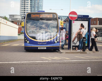 I passeggeri per imbarco e sbarco passeggeri da un 'star' autobus gestito da primo Hampshire sul disco, Portsmouth Foto Stock