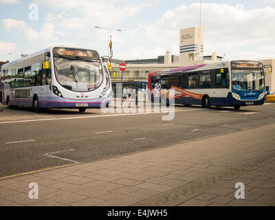 Gli autobus di proprietà di Stagecoach e primo Hampshire presso il disco interchange a Portsmouth, Hampshire, Regno Unito Foto Stock