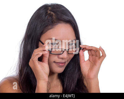 Giovane donna con gli occhiali sul suo viso Foto Stock