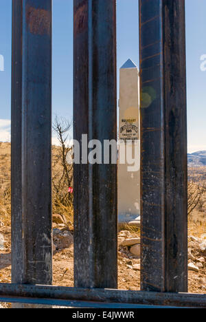 Vista ravvicinata di noi recinto di frontiera sul confine con il Messico, con limite ufficiale monumento, 6 miglia a est di Nogales Arizona, Stati Uniti d'America Foto Stock