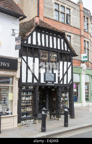 Tudor House negozio di antiquariato, un tradizionale in bianco e nero e bianco edificio con travi di legno a Henley-on-Thames, Oxfordshire, Regno Unito Foto Stock