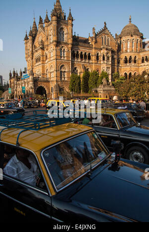 Taxi di fronte a Victoria Terminus stazione ferroviaria di Mumbai Foto Stock