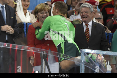 Rio De Janeiro, Brasile. 13 Luglio, 2014. In Germania il portiere Manuel Neuer (C) abbraccia il Cancelliere tedesco Angela Merkel (L) dopo la partita finale tra Germania e Argentina del 2014 FIFA World Cup al Estadio do Maracana Stadium di Rio de Janeiro, Brasile, il 13 luglio 2014. La Germania ha vinto 1-0 in Argentina dopo 120 minuti e ha preso il suo quarto titolo di Coppa del Mondo di domenica. Credito: Yang Lei/Xinhua/Alamy Live News Foto Stock