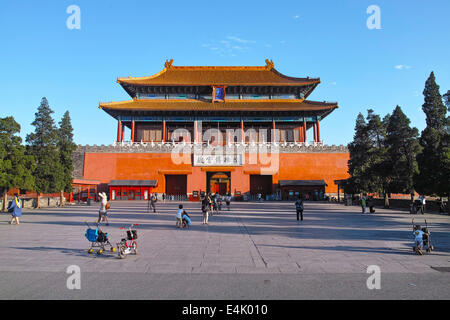Gente rilassata di fronte Shenwu Gatetower, la Città Proibita di Pechino Foto Stock