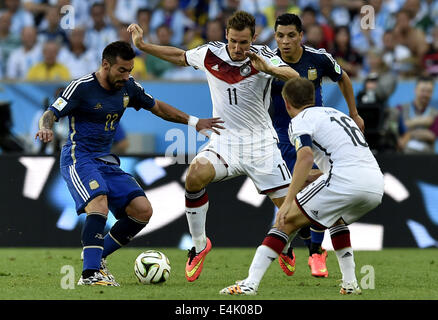 Rio De Janeiro, Brasile. 13 Luglio, 2014. La Germania Miroslav KLOSE (2 L) vies con l'Argentina Ezequiel Lavezzi (1L) durante il match finale tra Germania e Argentina del 2014 FIFA World Cup al Estadio do Maracana Stadium di Rio de Janeiro, Brasile, il 13 luglio 2014. Credito: Qi Heng/Xinhua/Alamy Live News Foto Stock