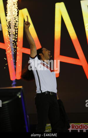 Francoforte, Germania. 13 luglio 2014. BŸlent Ceylan suona dal vivo sul palco. Tedesco comico turco BŸlent Ceylan eseguita a Francoforte il Commerzbank-Arena davanti al pubblico visualizzazione del 2014 FIFA World Cup finale tra Germania e Argentina. Credito: Michael Debets/Alamy Live News Foto Stock