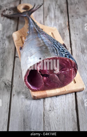 Crudo fresco di coda di tonno su tavola di legno. Messa a fuoco selettiva. Foto Stock