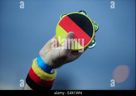 Freiburg, Germania. 13 Luglio, 2014. Per gli appassionati di calcio ad un ampio pubblico di area di visualizzazione in Freiburg guarda la Germania gioca Argentina nella finale della Coppa del Mondo FIFA 2014. Foto: Miroslav Dakov/ Alamy Live News Foto Stock