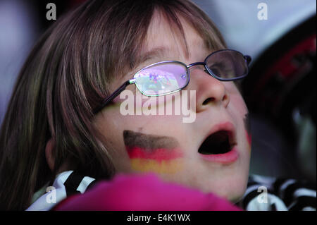 Freiburg, Germania. 13 Luglio, 2014. Giovane tifoso ad un ampio pubblico di area di visualizzazione in Freiburg Germania orologi giocare Argentina nella finale della Coppa del Mondo FIFA 2014. Foto: Miroslav Dakov/ Alamy Live News Foto Stock