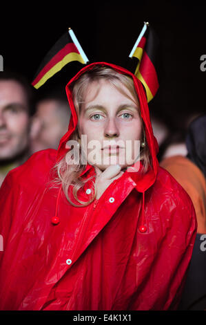 Freiburg, Germania. 13 Luglio, 2014. Il calcio tedesco ventola ad un vasto pubblico di area di visualizzazione in Freiburg guarda la Germania gioca Argentina nella finale della Coppa del Mondo FIFA 2014. Foto: Miroslav Dakov/ Alamy Live News Foto Stock