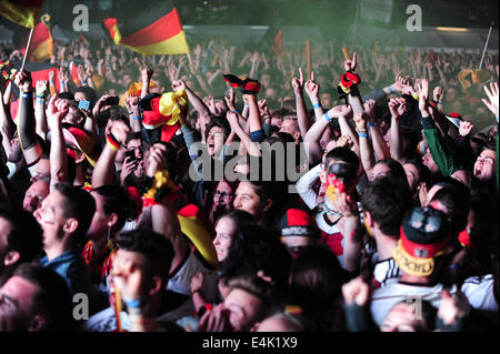 Freiburg, Germania. 13 Luglio, 2014. Per gli appassionati di calcio ad un ampio pubblico di area di visualizzazione di Friburgo in allegria come punteggi Germania contro l'Argentina nella finale della Coppa del Mondo FIFA 2014. Foto: Miroslav Dakov/ Alamy Live News Foto Stock