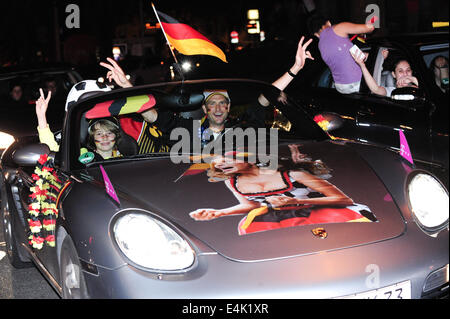 Freiburg, Germania. 13 Luglio, 2014. Tifosi tedeschi nelle loro automobili festeggiare per le strade di Friburgo dopo la Germania vince la Coppa del Mondo 2014, sconfiggendo Argentina 1-0 in finale. Foto: Miroslav Dakov/ Alamy Live News Foto Stock