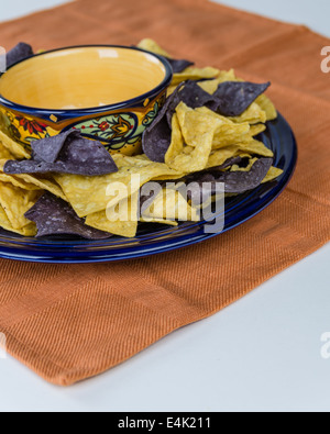 Piastra di colore blu con organici corn chips su un panno Foto Stock