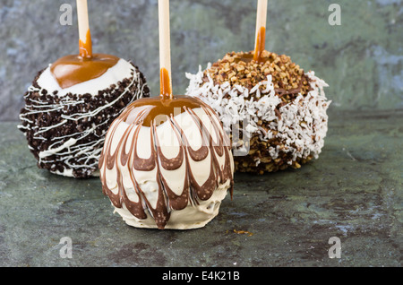 Dolce al cioccolato o caramello ricoperto di mele con dadi Foto Stock