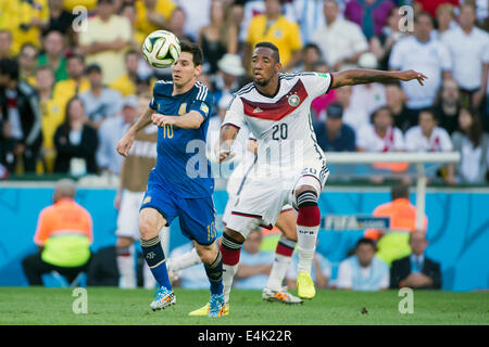 Lionel Messi (ARG), Jerome Boateng (GER), 13 luglio 2014 - Calcio : Coppa del Mondo FIFA Brasile 2014 partita finale tra Germania 1-0 Argentina al Maracana stadium di Rio de Janeiro in Brasile. (Foto di Maurizio Borsari/AFLO) Foto Stock