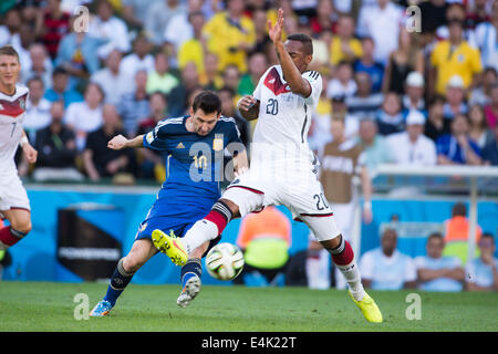 Lionel Messi (ARG), Jerome Boateng (GER), 13 luglio 2014 - Calcio : Coppa del Mondo FIFA Brasile 2014 partita finale tra Germania 1-0 Argentina al Maracana stadium di Rio de Janeiro in Brasile. (Foto di Maurizio Borsari/AFLO) Foto Stock