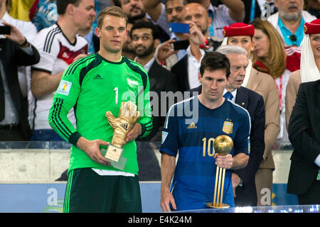 Manuel Neuer (GER), Lionel Messi (ARG), 13 luglio 2014 - Calcio : Manuel Neuer di Germania detiene il guanto Golden Trophy come Lionel Messi Argentina trattiene il Pallone d'oro del trofeo durante il FIFA World Cup Brasile 2014 partita finale tra Germania 1-0 Argentina al Maracana stadium di Rio de Janeiro in Brasile. (Foto di Maurizio Borsari/AFLO) Foto Stock