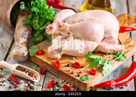 Il pollo crudo con spezie e coriandolo pronto per essere preparati Foto Stock