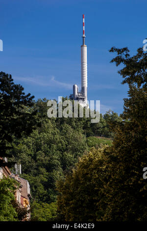 Zizkov torre della televisione,vista da Karlin sulla collina Vitkov di Zizkov TV Tower, Praga Repubblica Ceca Foto Stock