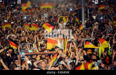 Berlino, Germania. 13 Luglio, 2014. Ventole celebrare la Germania vittoria 1-0 durante la Coppa del Mondo FIFA 2014 partita finale tra Germania e Argentina nel ventilatore miglia presso la Porta di Brandeburgo a Berlino, Germania, 13 luglio 2014. Foto: Britta Pedersen/dpa/Alamy Live News Foto Stock