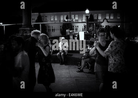 Coppie di ballerini Tango a tarda notte all'aperto a Berlino (Germania) Foto Stock