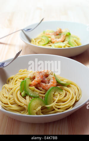 Spaghetti di pasta fresca con gamberi e zucchine sa Foto Stock