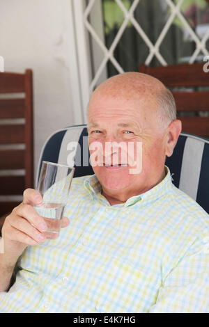 Sete senior uomo acqua potabile Foto Stock